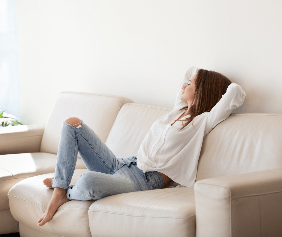 femme allongée dans un canapé