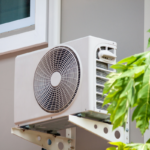 pompe à chaleur air air installée sur un mur de maison