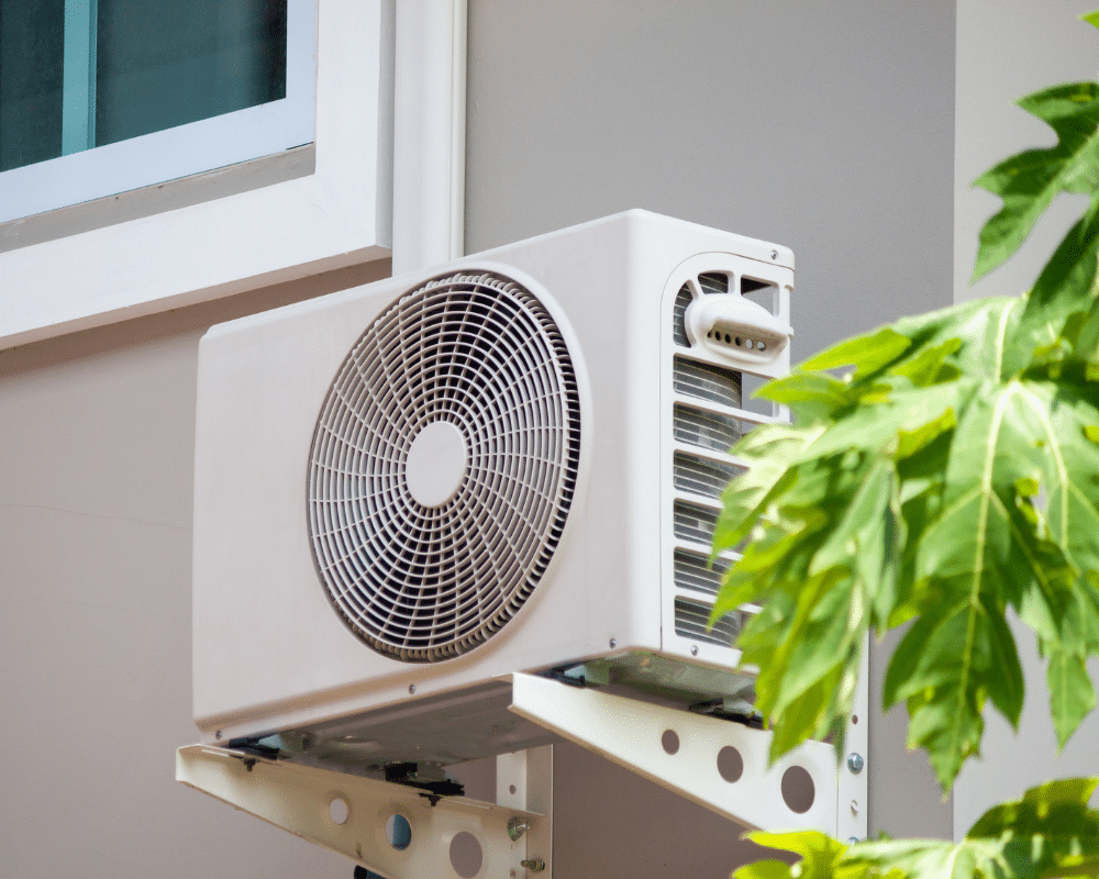 pompe à chaleur air air installée sur un mur de maison