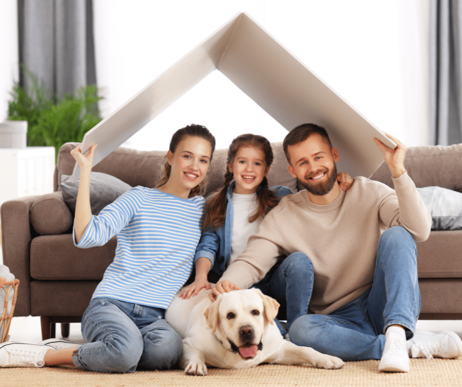 famille sous un carton en forme de toit de maison