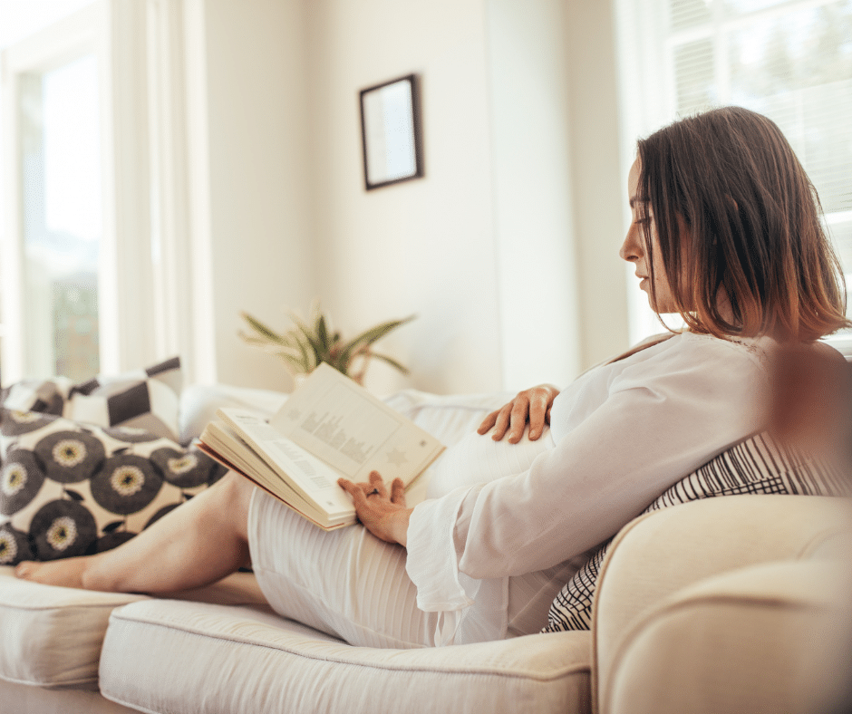 femme qui lit dans un canapé