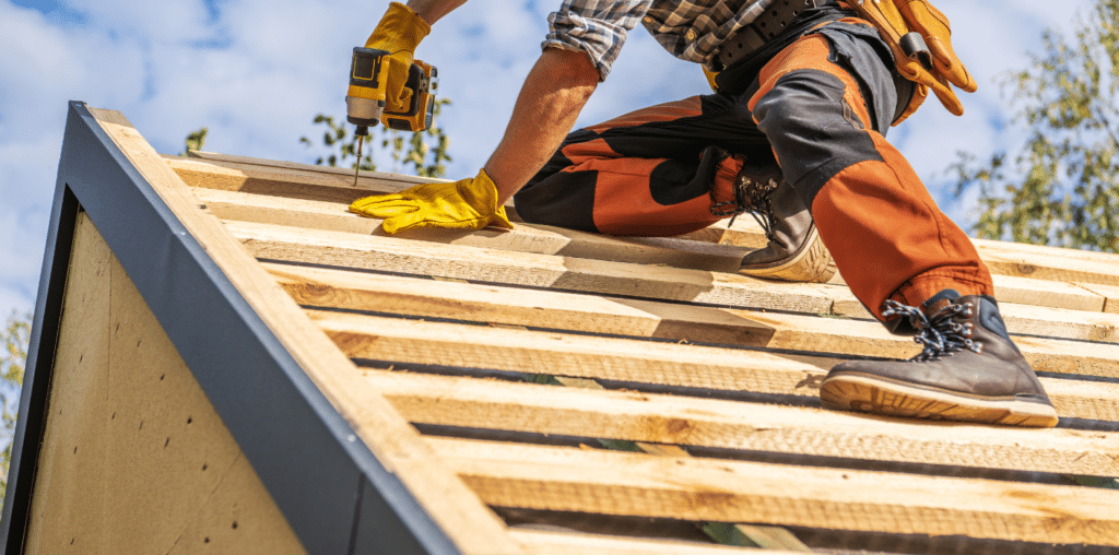 homme faisant des travaux sur une toiture