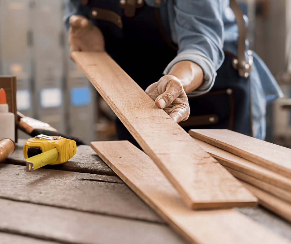 personne tenant une planche de bois