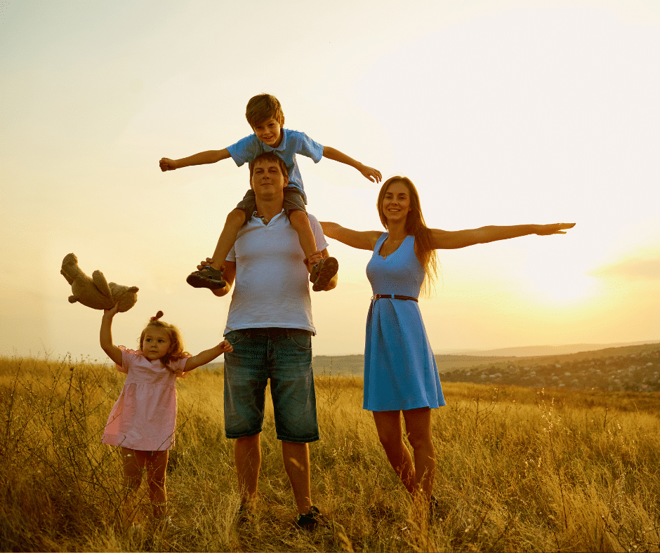 famille dans un champ