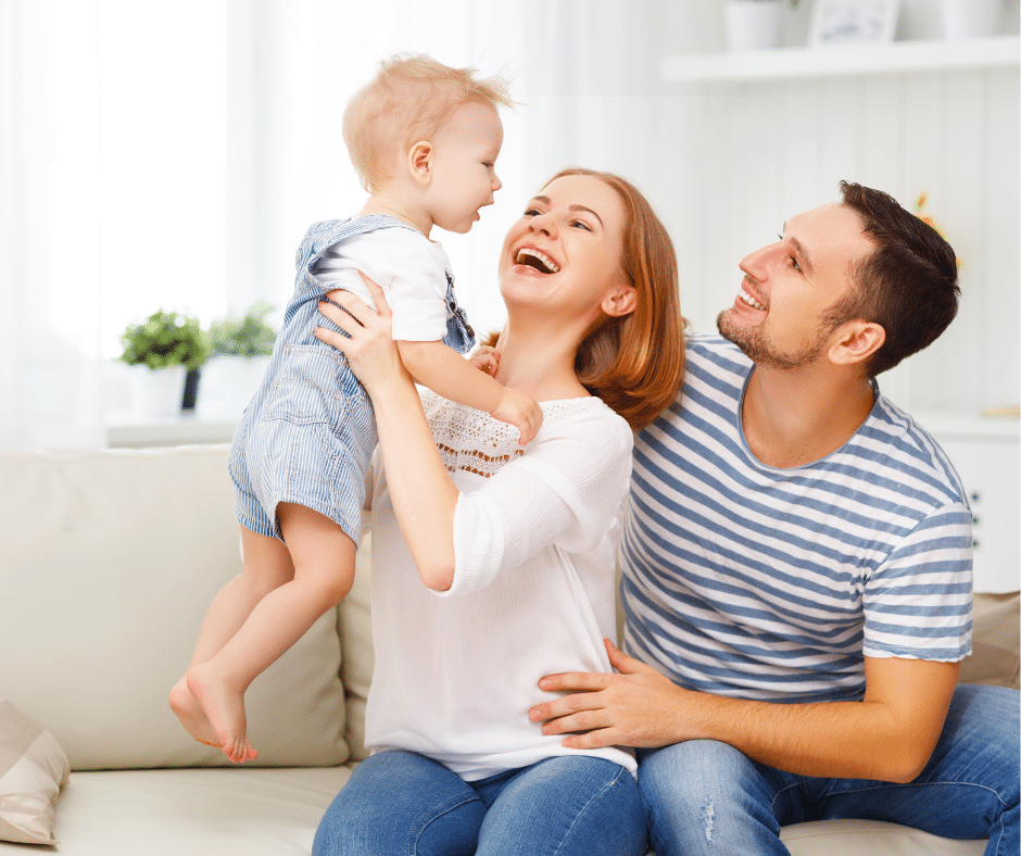 famille sur un canapé