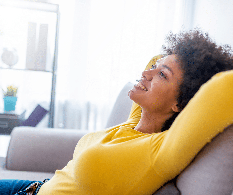 femme allongée sur un canapé