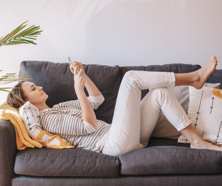 femme allongée sur un canapé