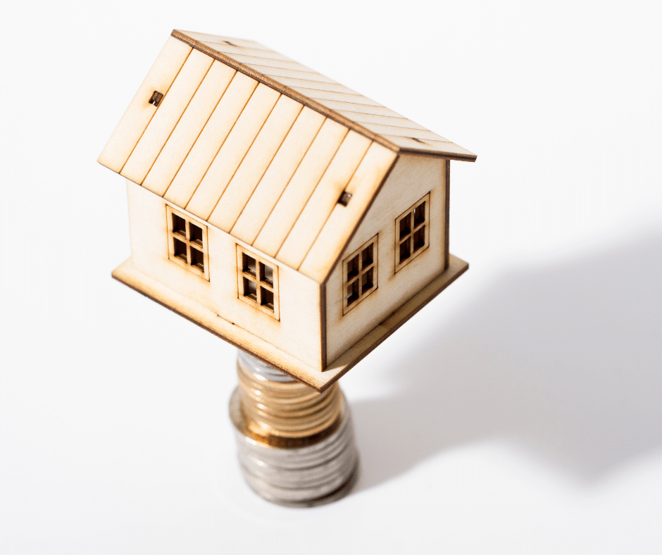 maison miniature sur pièces de monnaie