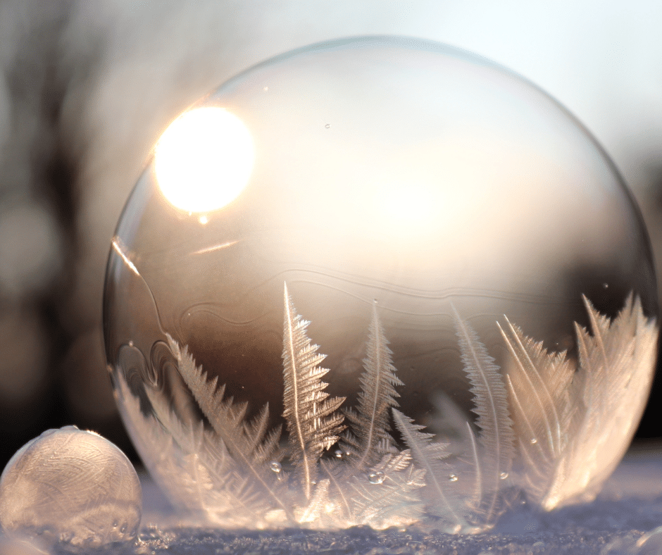 boule de noël dans la neige