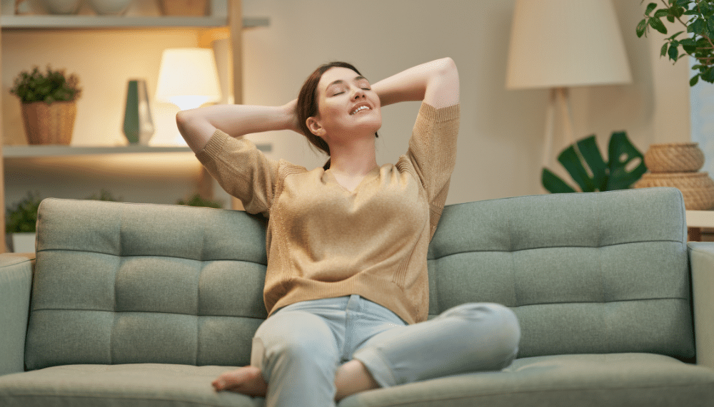 femme qui se repose sur un canapé